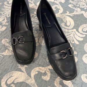 Naturalized Navy pumps